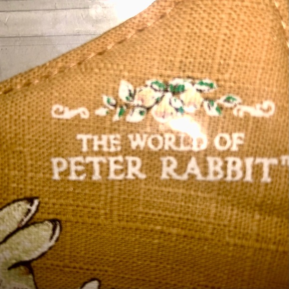 World of Peter Rabbit facial mask featuring Beatrix Potter style illustrations - Picture 3 of 7